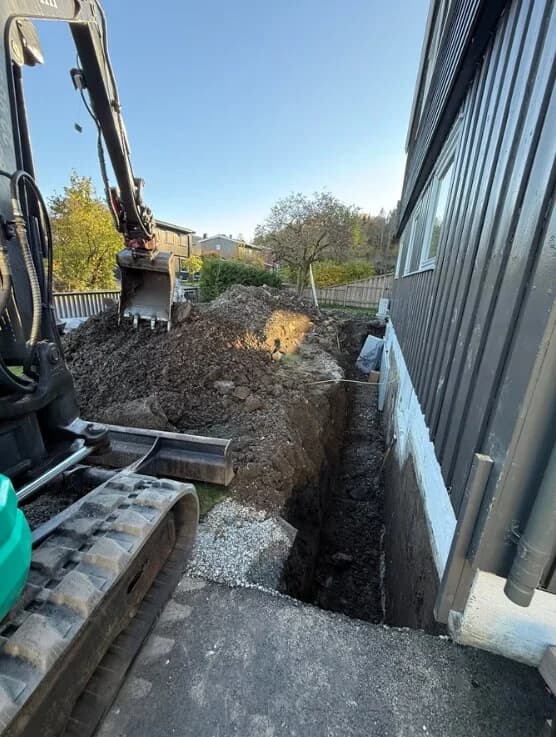 Graving langs husvegg